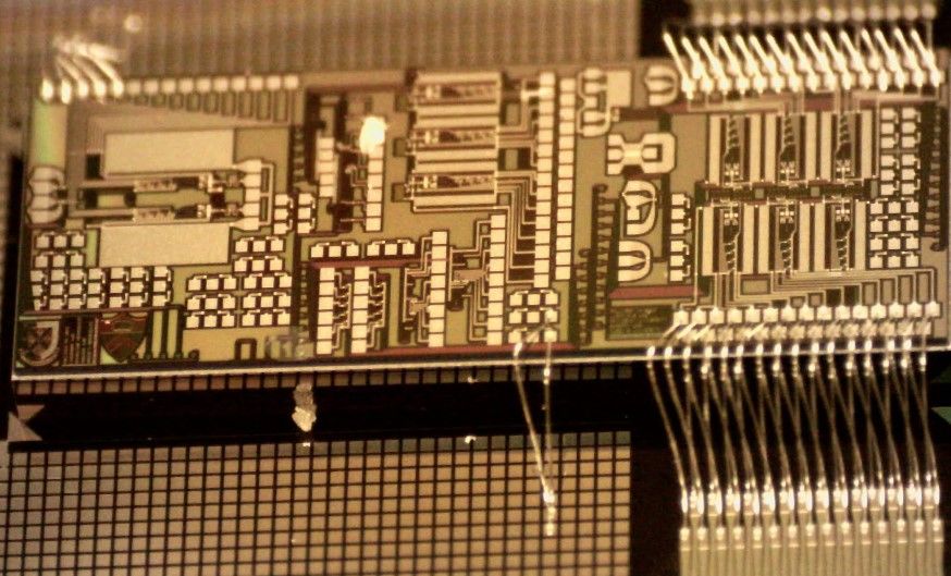 Machine learning hardware that can be trained with an optical chip